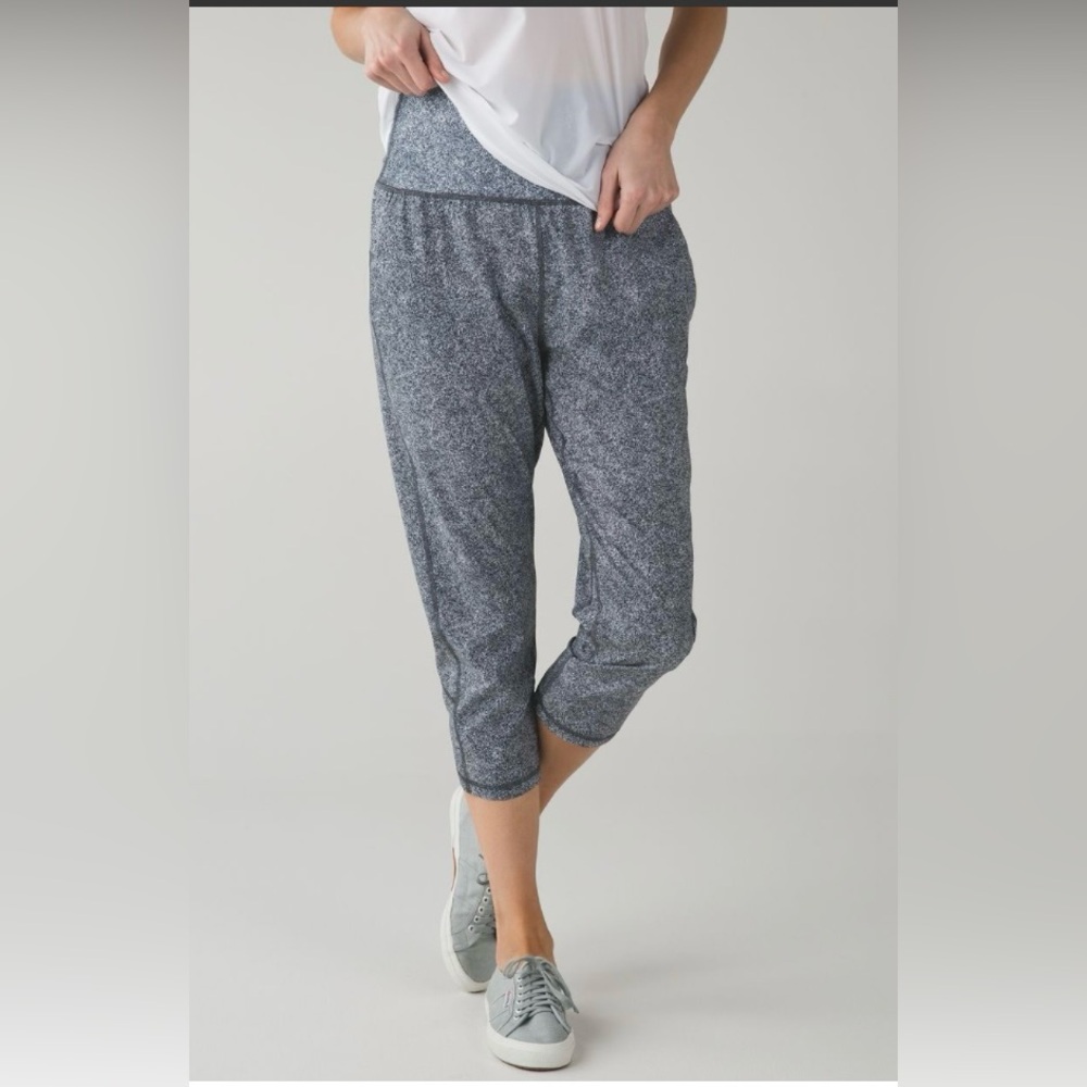 Lululemon Tranquil Crop Rio Mist White Black Size 6